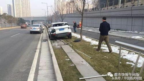西安越野车爆料事故最新,惊魂瞬间,多车连环相撞,现场惨烈!